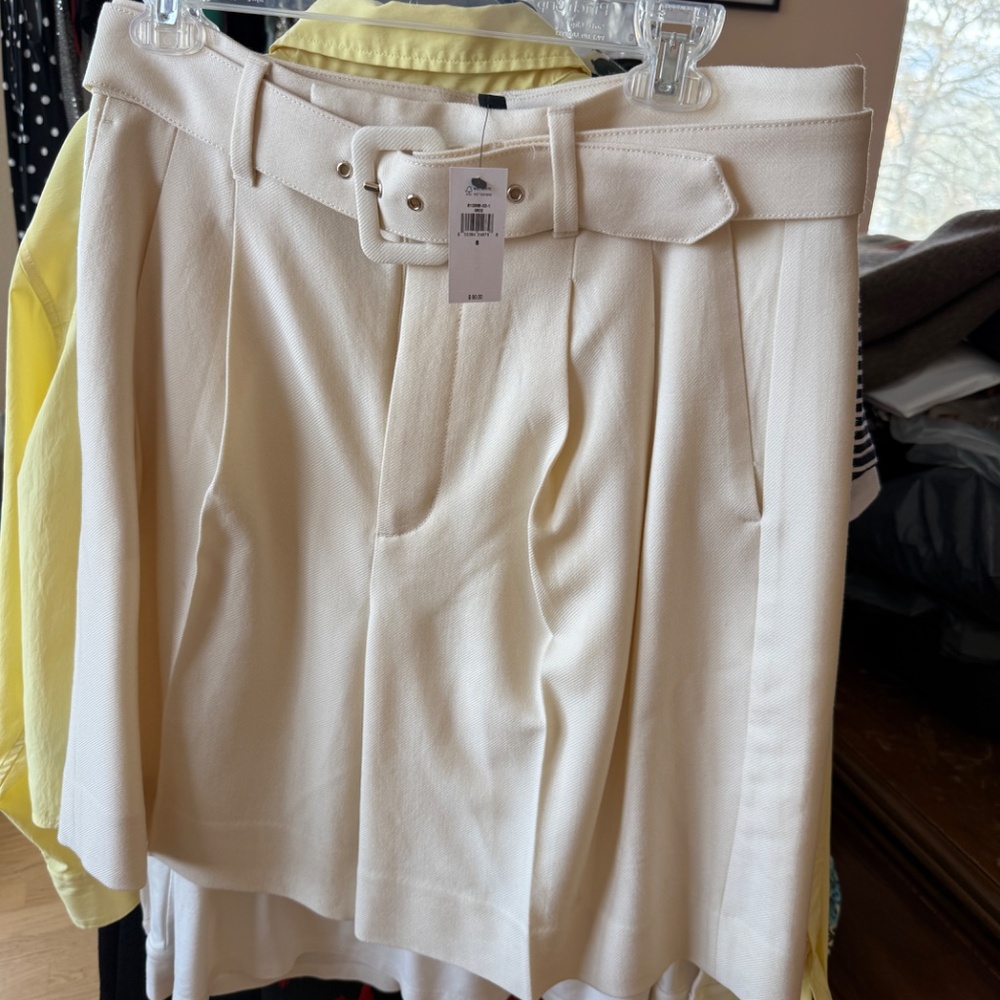 Banana Republic Belted Dress Shorts- size 8 - Brand New with Tags - Picture 3 of 3